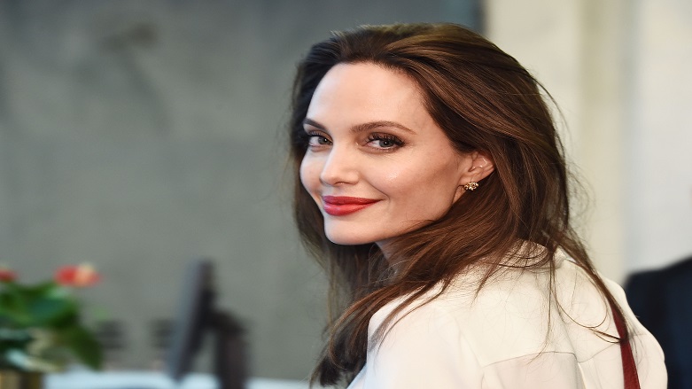 Angelina Jolie soyadını değiştirdi